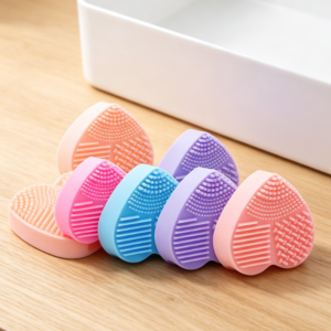 Heart-Shaped Silicone Makeup Brush Cleaning Mat – Multi-Zone Texture Design for Deep Cleaning